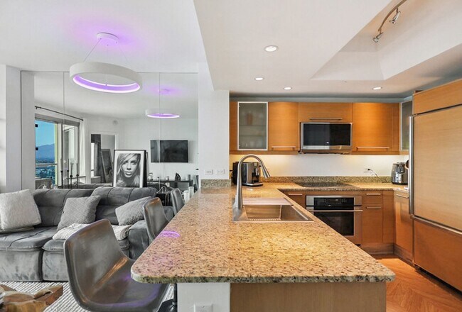 Building Photo - Turnberry Tower Beauty With Stunning Views