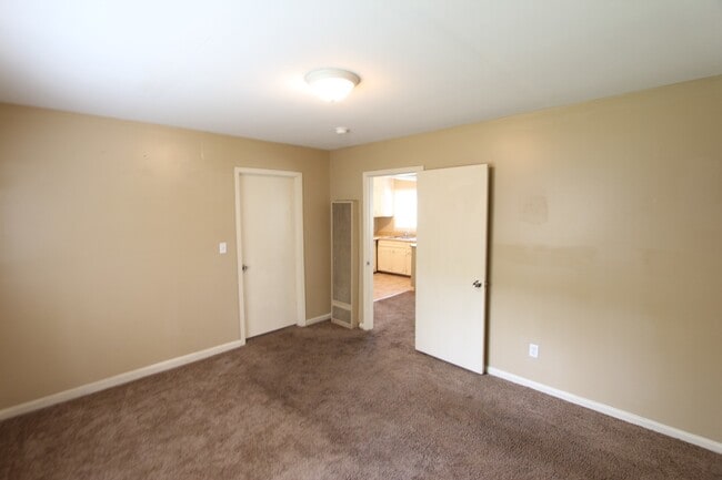 Building Photo - 3 Bedroom 1 Bath PLUS Large Den - New On T...