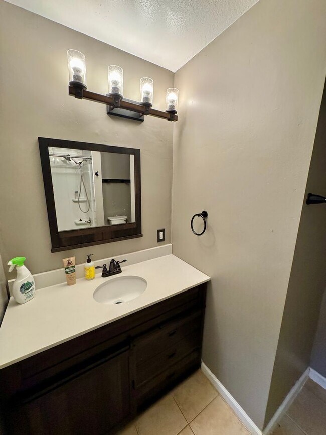 Building Photo - 3 bed/2 bath home on large corner lot