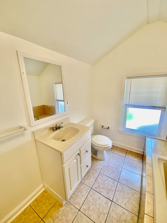 Building Photo - SPACIOUS 4 BED/2 BATH HOUSE-Luxury Vinyl F...