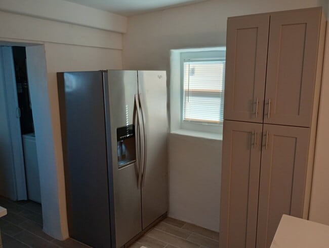 Building Photo - E 4th St