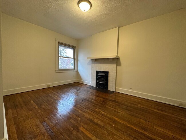 Building Photo - Outstanding 3BR Townhome with Lots of Outdoor Space! Give Us a Call for a Tour!