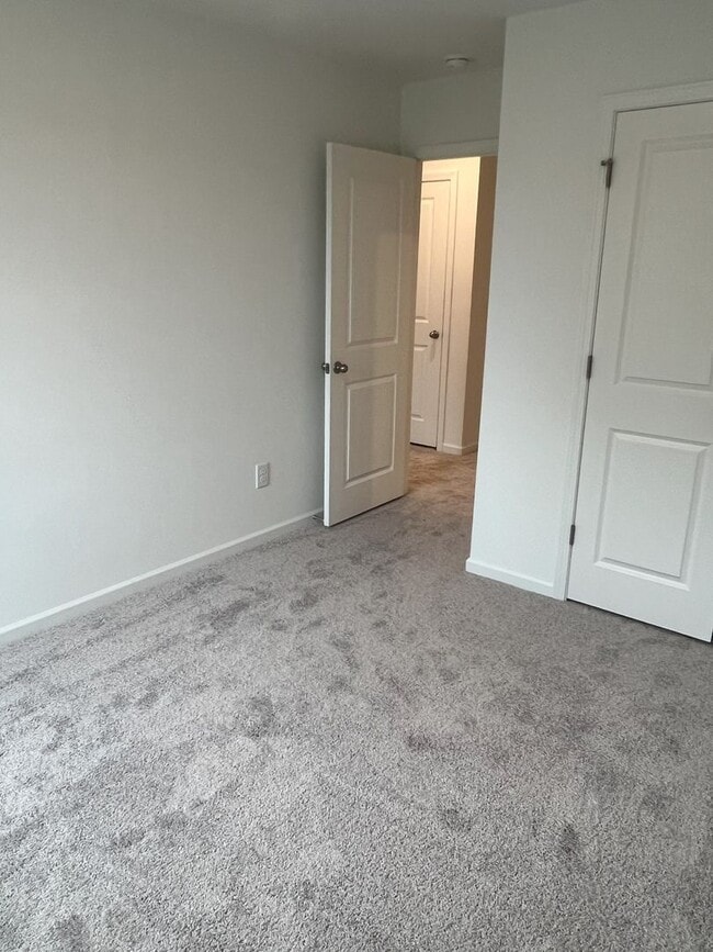 Building Photo - Bright & Modern 3-Bedroom Townhome in a Prime Triangle Location!