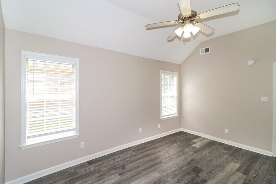 Building Photo - 5746 Oakley St