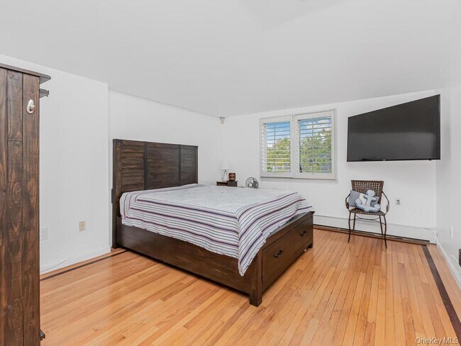 Building Photo - 240 Bowne St