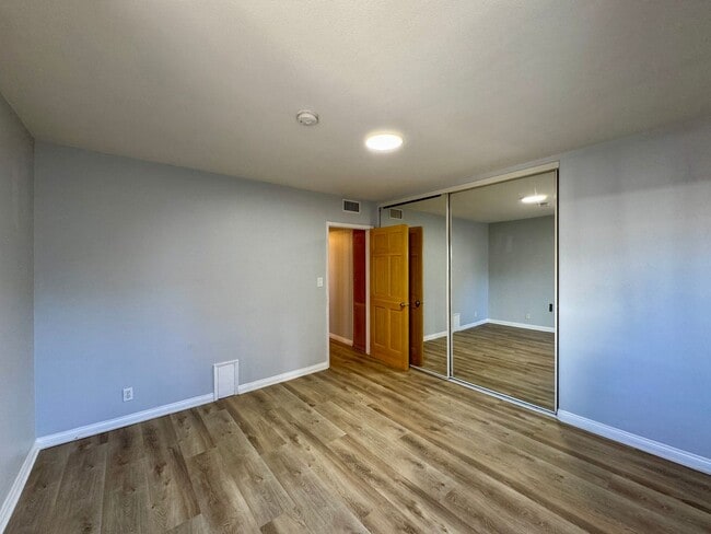 Building Photo - Dickens