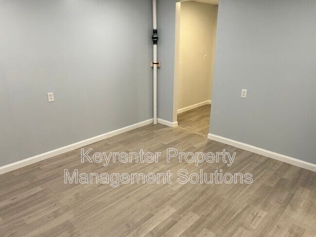 Building Photo - 17 White Oak Dr