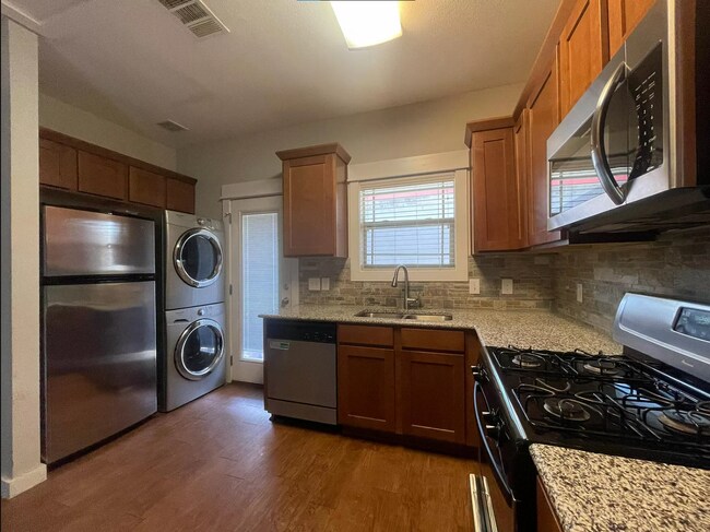 Building Photo - Spacious 4X2 North Loop Duplex