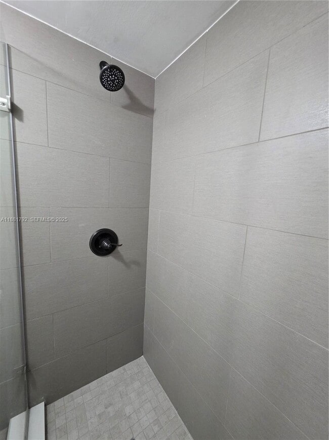 Building Photo - 905 Brickell Bay Dr