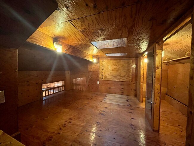 Building Photo - Lake house at Unity