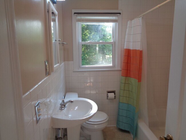 Building Photo - 2-bedroom House off Country Club