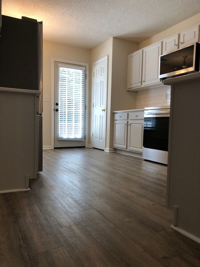 Building Photo - Available for immediate move in - Gorgeous...