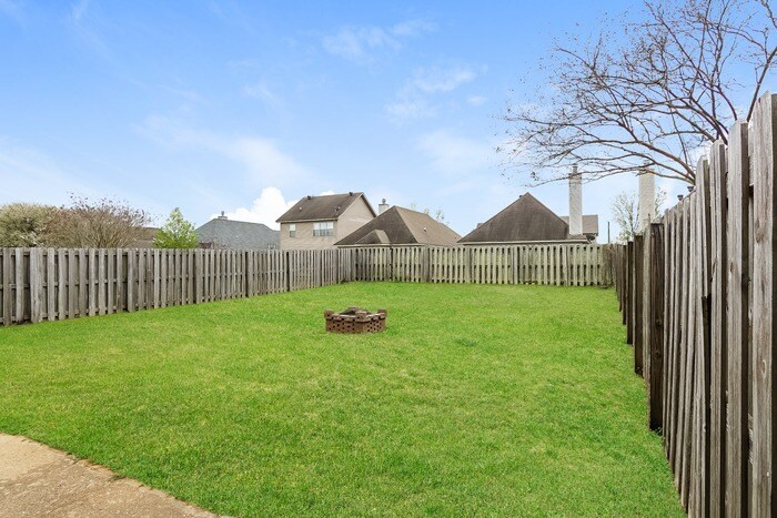 Building Photo - 449 Park Lake Dr