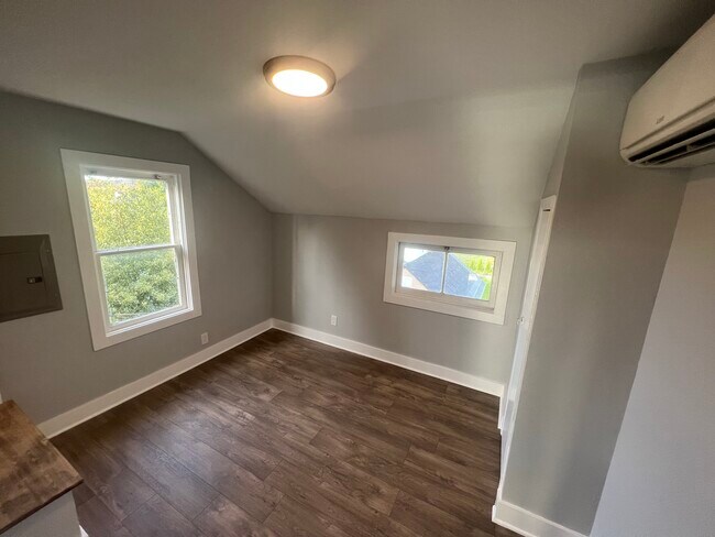 Building Photo - 305 Calistoga St W