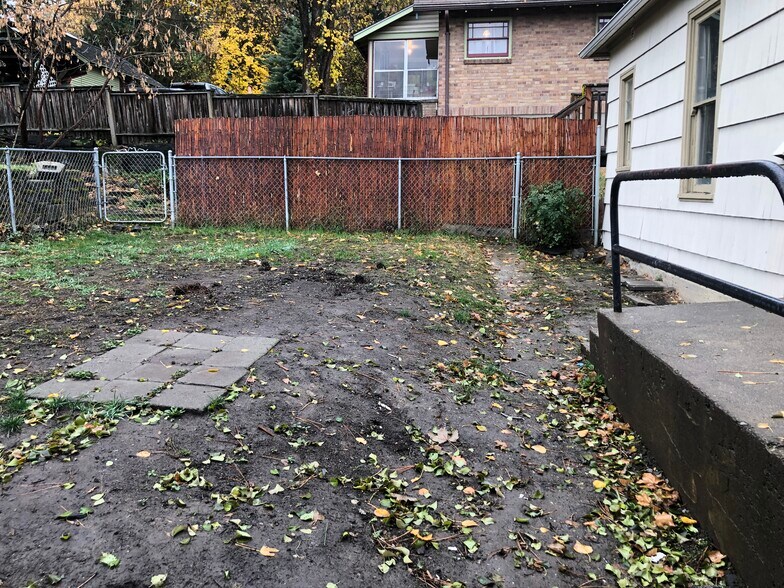 Building Photo - 320 SE High St