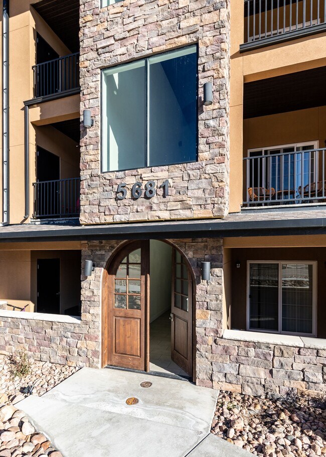 Building Photo - 1 Bed Luxury Apartment near Garden of the Gods