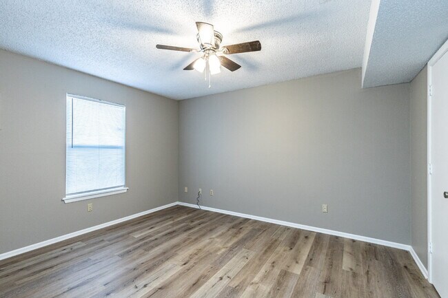 Building Photo - Great Space, Fresh feel!