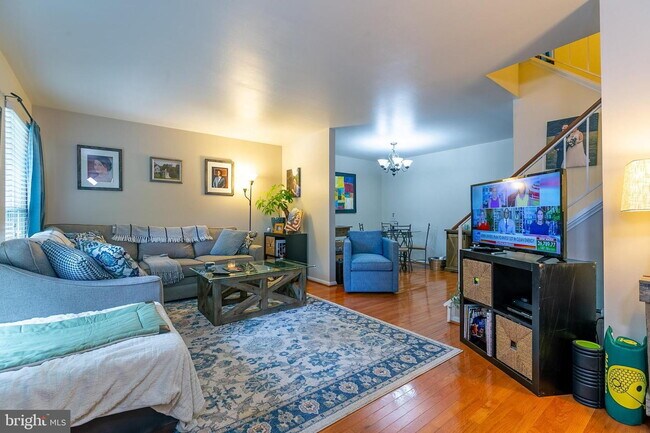 Building Photo - Stylish and Spacious Townhome with Open Floor Plan and Updated Kitchen