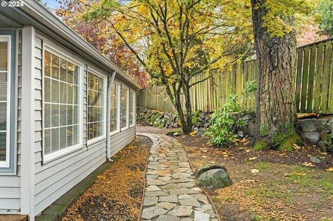 Building Photo - 2510 SW Hume Ct