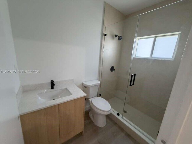 Building Photo - 831 SE 9th Ave