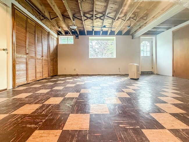 Building Photo - 222 Harding Ave