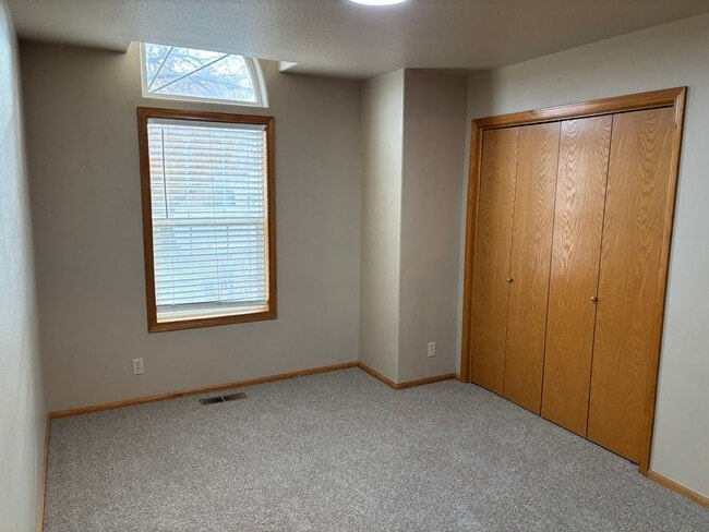 Building Photo - Desirable one Level Home in SW Redmond!