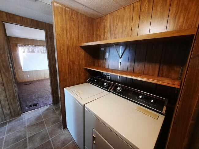 Building Photo - 2 Bedroom/2Bath Mobile home with Arizona Room and Fully Fenced Yard.