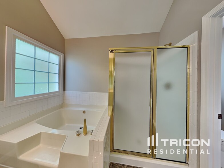 Building Photo - 2777 Brook Forest Dr