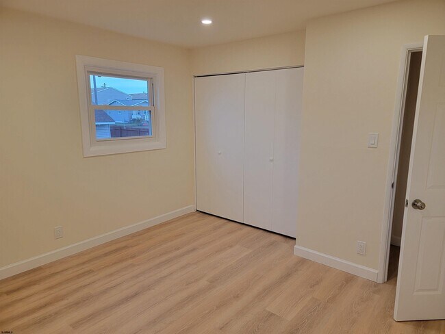 Building Photo - 1834 Beach Ave