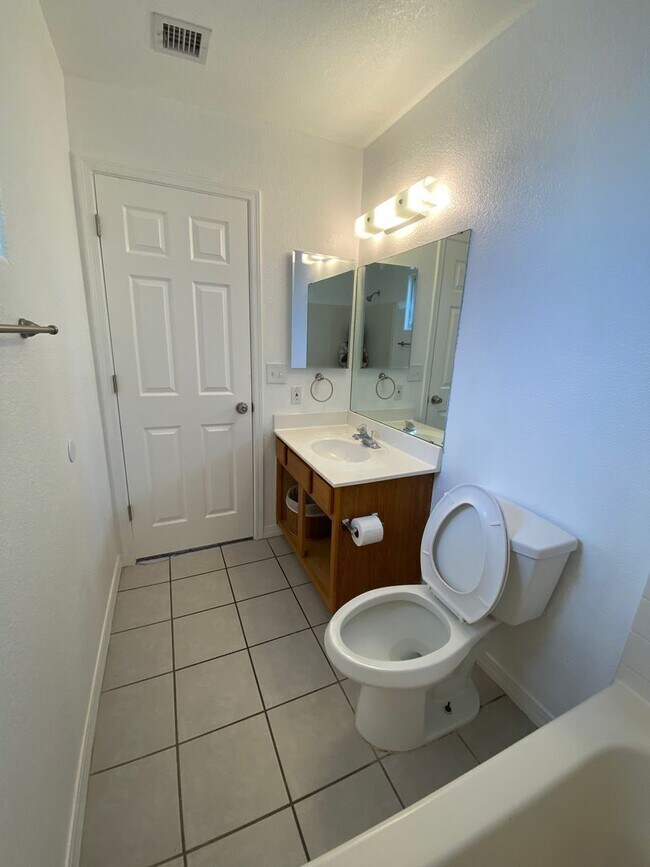 Building Photo - Great 3 Bedroom Home in Golden Valley on Pavement!