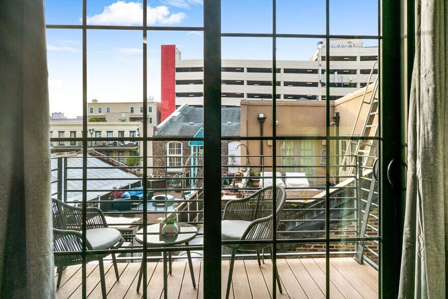 Building Photo - 611 Commerce St