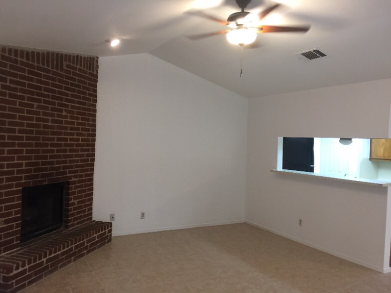 Building Photo - 1604 Waterloo Tr