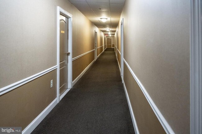 Building Photo - 1211 S Eads St