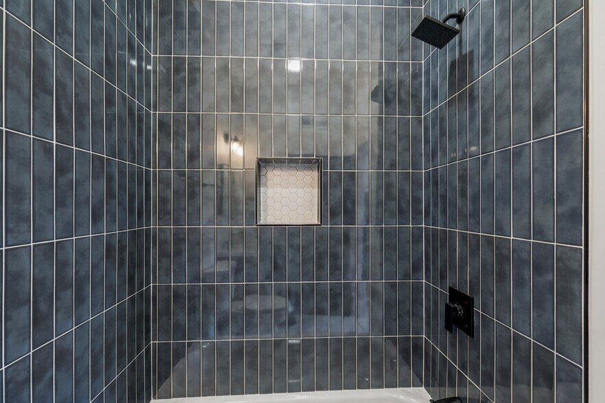 Full bathroom 1 - 1342 S Stanley St