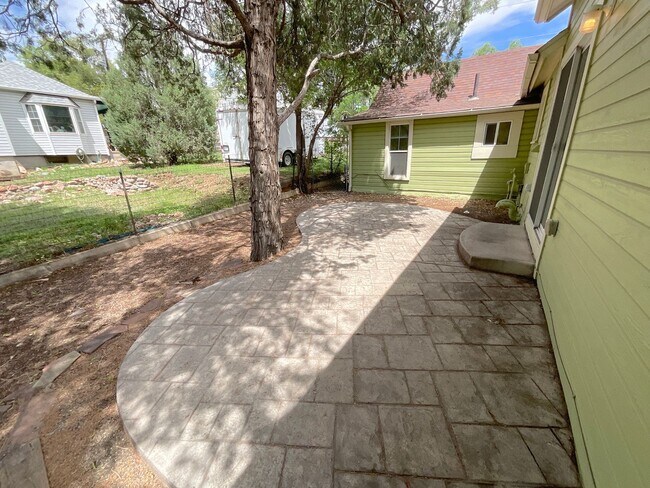 Building Photo - 2 Bedroom Home Available Near Pikes Peak Ave & S Institute St!