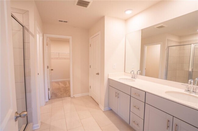 Building Photo - 1060 Sunny Lk Dr