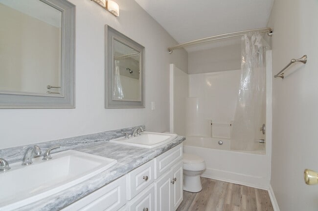 Building Photo - 3 Bedroom 2 Bath Townhouse With Garage