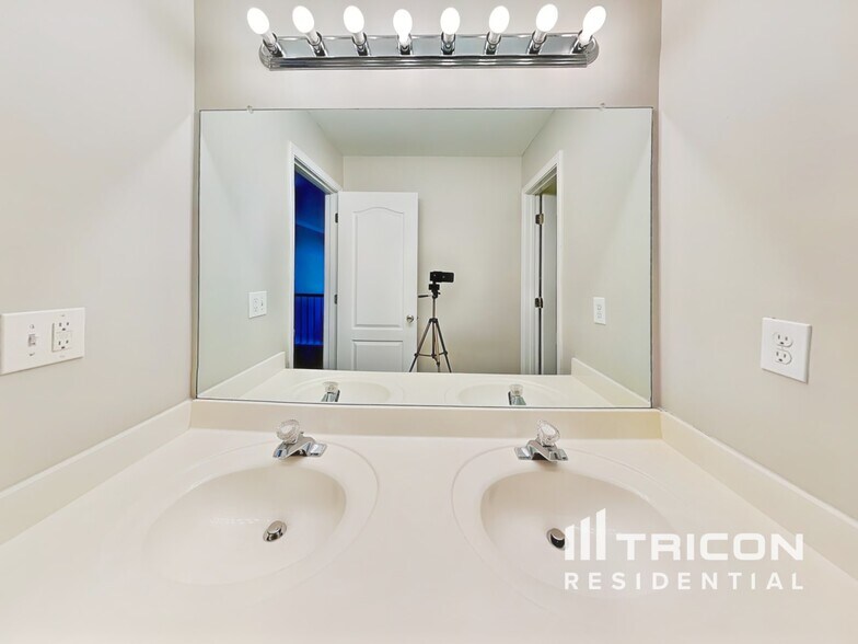 Building Photo - 257 Winding Waters Ct