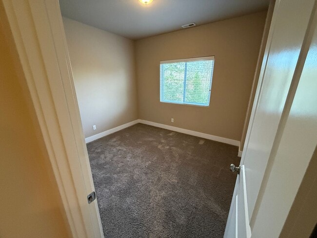 Building Photo - Nice 4bed/2.5 Bath Home, Gas Range