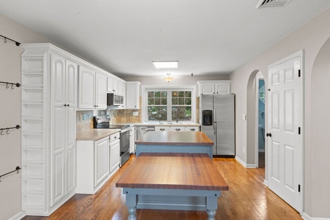 Building Photo - Rare Find in Kensington South – Park Views...