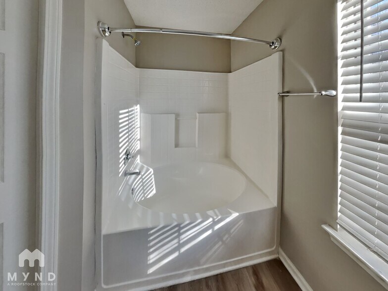 Building Photo - 1666 Hallmark Hills Dr