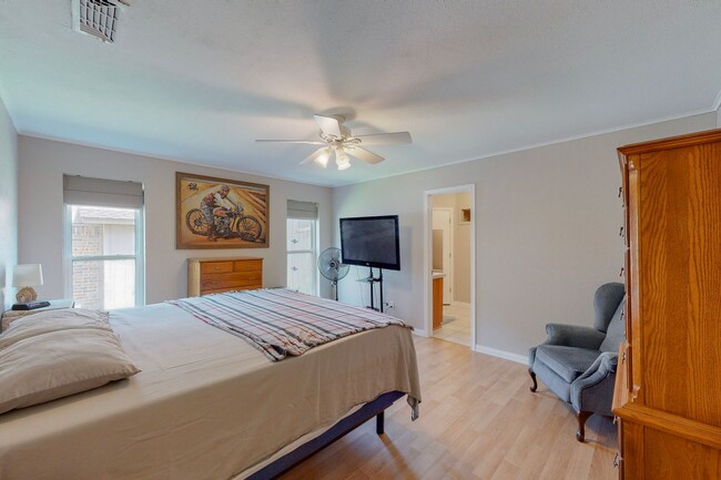 Building Photo - Available Mid-June | 3 Bedroom Arlington H...