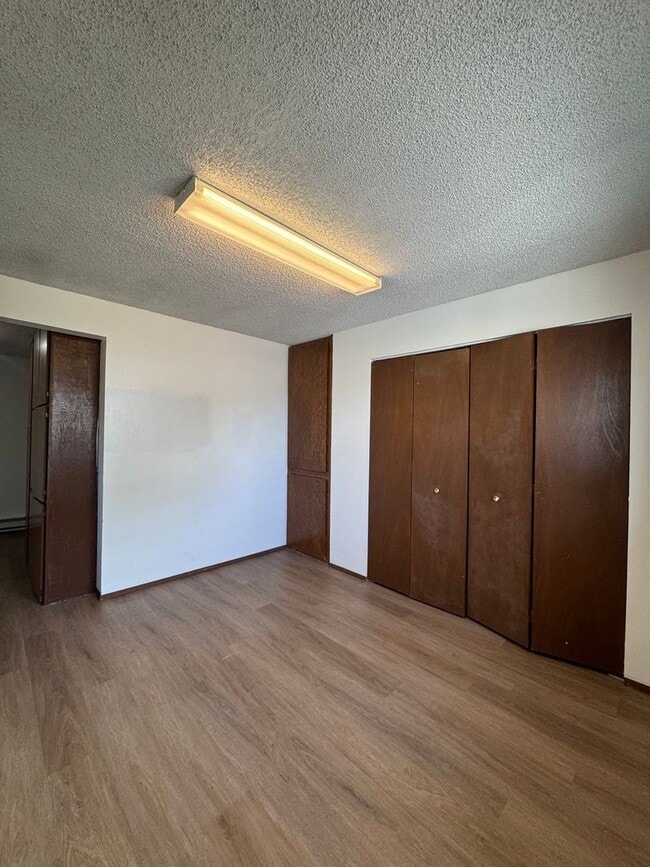 Building Photo - Bright and Welcoming 2-Bedroom Home