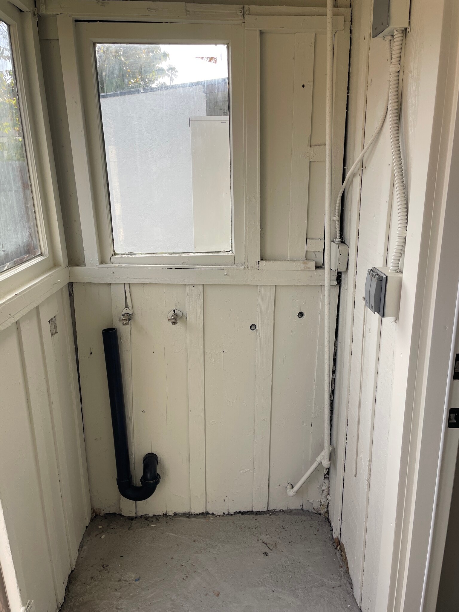 washer hookup back porch - 287 W Mission Ave