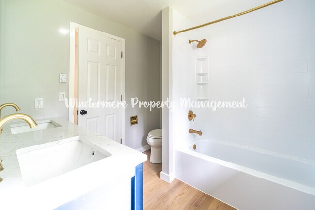 Building Photo - Charming and Bright 3 bed in Heart of Gig Harbor!