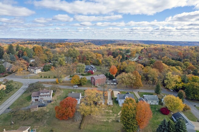 Building Photo - Welcome to this charming two-bedroom in Ho...