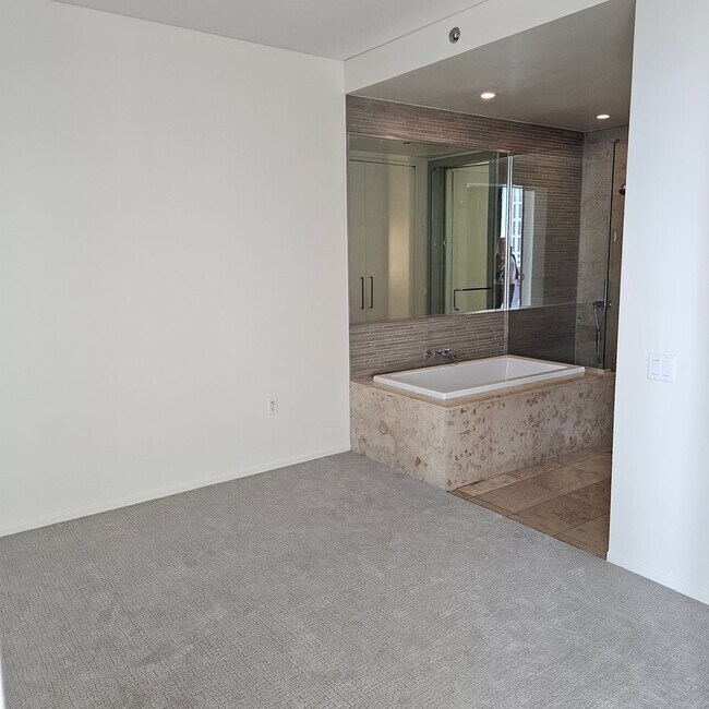 Building Photo - Gorgeous 1 bedroom over the Las Vegas Strip!