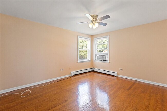 Building Photo - 2650 W Touhy.-2N