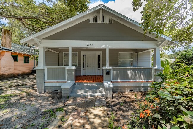 Building Photo - JUST REDUCED- Adorable 3/2 Bungalow Availa...