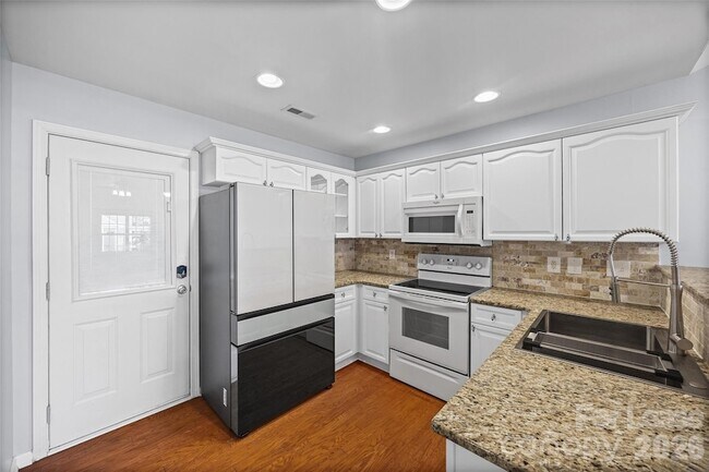 Building Photo - 2052 Shady Pond Dr